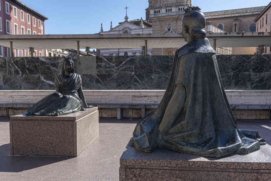 Zaragoza 054 - plaza Nuestra Señora del Pilar - monumento a Francisco de Goya - esculturas de Majas.jpg